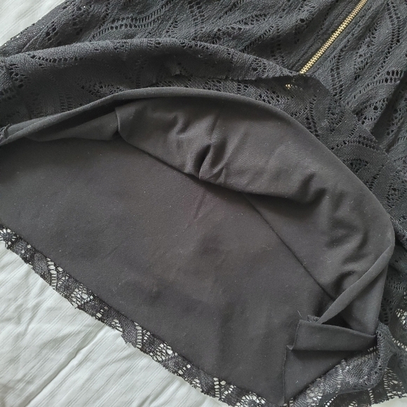 LACE Zippered Sleeveless Top - Picture 5 of 5